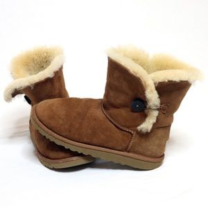 Tan UGG Bailey button short boot